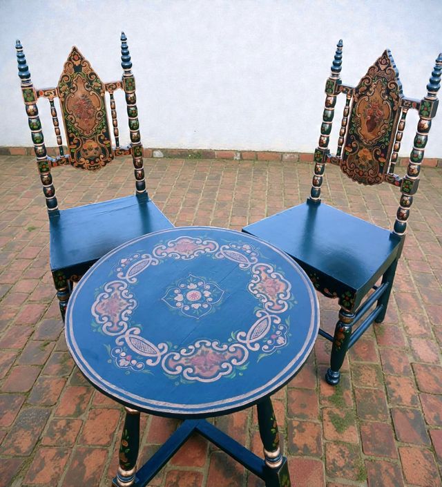 Juego de mesa y sillas antiguas pintadas