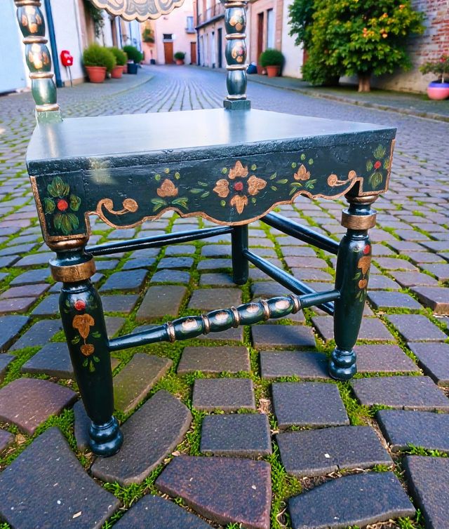 Juego de mesa y sillas antiguas pintadas