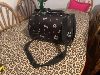 Transportín para mascotas con huellas
