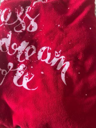 Manta con mangas roja