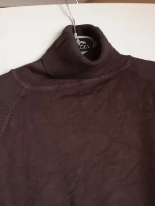 Blusa de cuello alto marrón