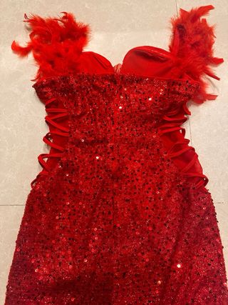 Vestido corto lentejuelas rojo con plumas