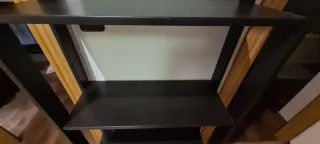 Estantería negra de madera