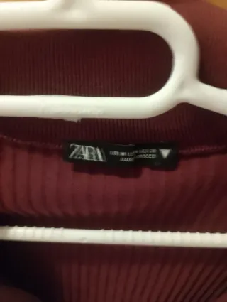 Polo Zara cremallera cuello granate