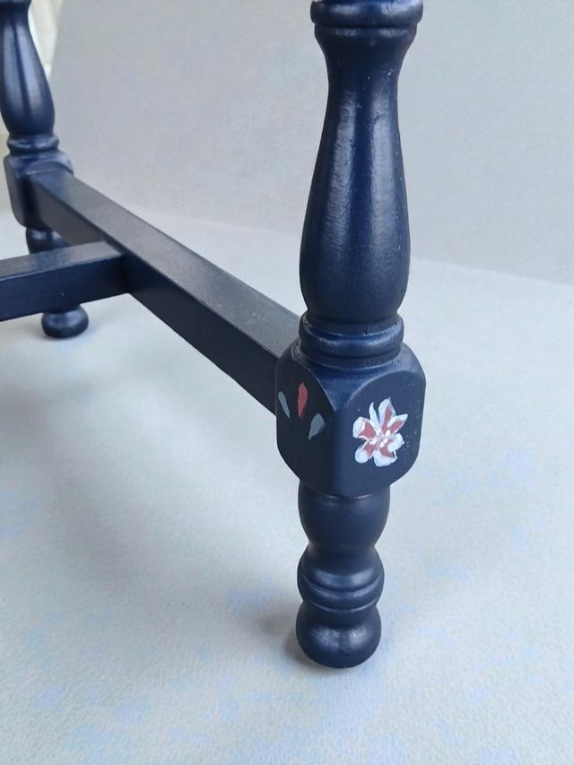 Mesita de noche azul con flores pintadas