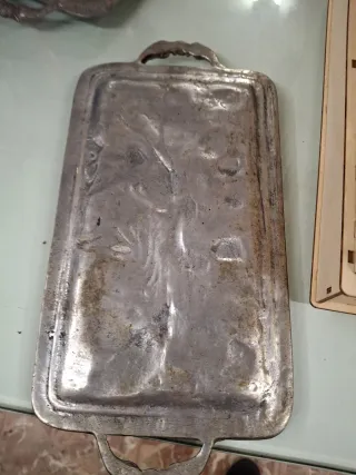 Bandeja de estaño vintage con relieve