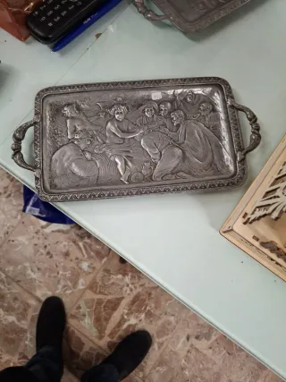 Bandeja de estaño vintage con relieve