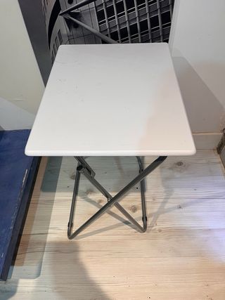 Mesita plegable blanca y gris