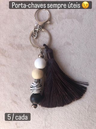 Porta-chaves com tassel e contas