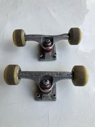 Ejes de skate 139 con ruedas y tornillos
