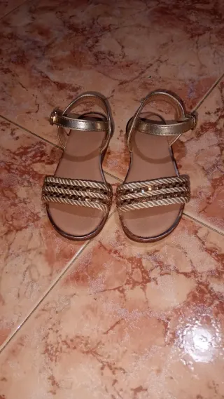Sandalias doradas niña T27 Sandalias con rosa T28