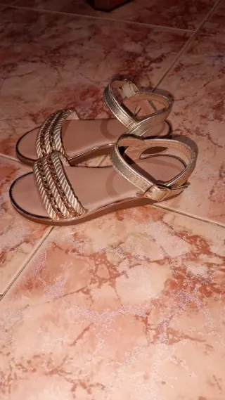 Sandalias doradas niña T27 Sandalias con rosa T28
