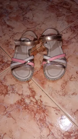 Sandalias doradas niña T27 Sandalias con rosa T28