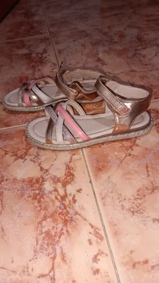 Sandalias doradas niña T27 Sandalias con rosa T28
