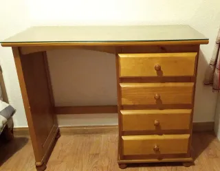 Escritorio de pino con cajones y silla de madera