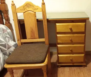Escritorio de pino con cajones y silla de madera