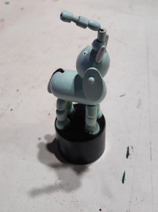 Elefante de madera pequeño