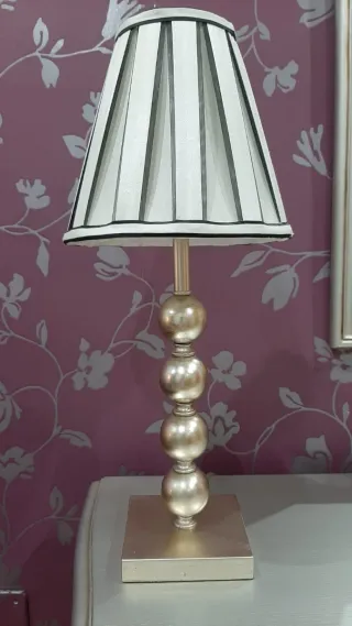 Mueble tocador, sillón, espejo y lámpara