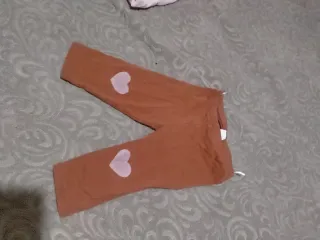 Pantalón niña marrón con corazones