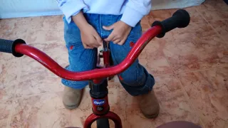 Bicicleta de equilibrio roja RED BULLET