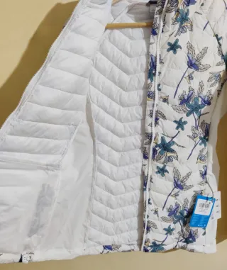 Abrigo Columbia blanco con flores powder pass Nuev