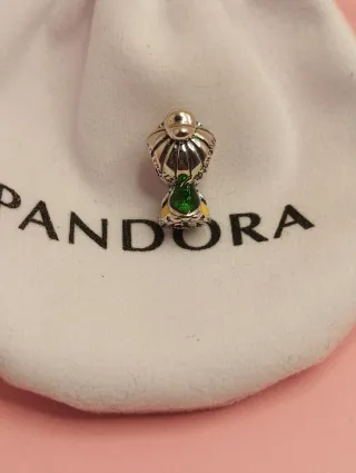 Charm Pandora Niña con Traje Verde y Dorado