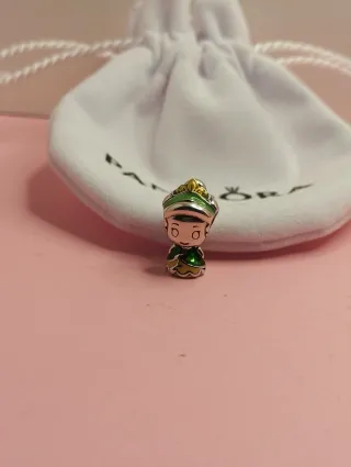 Charm Pandora Niña con Traje Verde y Dorado