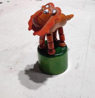 León de madera pequeño decorativo