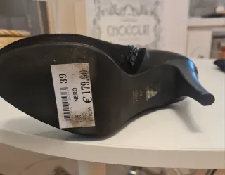 Stivali alti neri con tacco