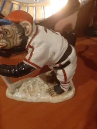 Figura mono bateador porcelana