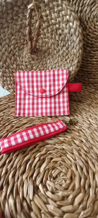 Llaveros hechos a mano con monedero a juego