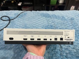 Xbox One S Blanca + 6 Juegos + un control + sensor