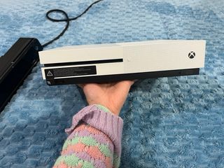 Xbox One S Blanca + 6 Juegos + un control + sensor
