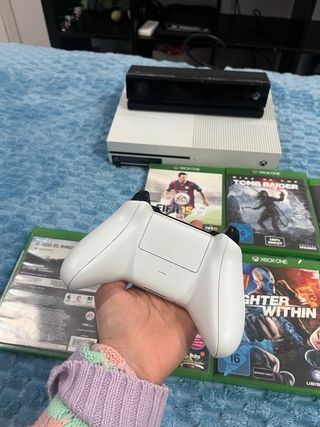 Xbox One S Blanca + 6 Juegos + un control + sensor