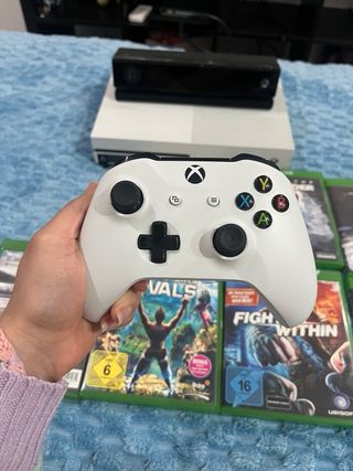 Xbox One S Blanca + 6 Juegos + un control + sensor