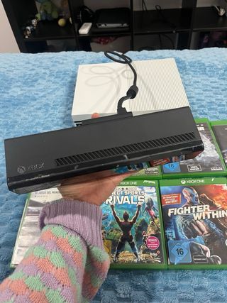 Xbox One S Blanca + 6 Juegos + un control + sensor