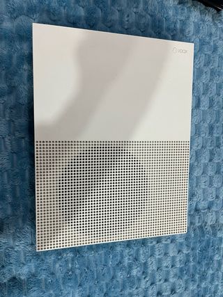 Xbox One S Blanca + 6 Juegos + un control + sensor