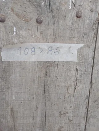 Puerta antigua de madera con remaches