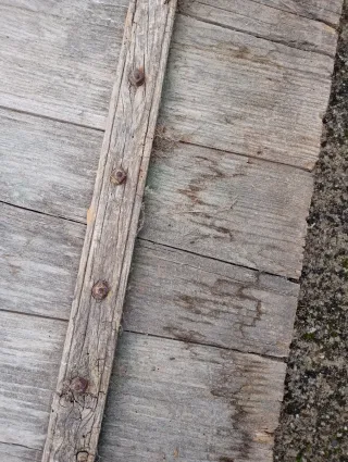 Puerta antigua de madera con remaches