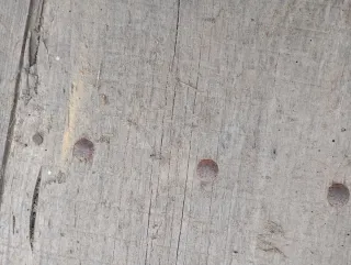 Puerta antigua de madera con remaches