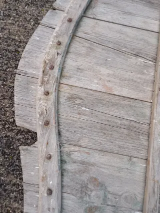 Puerta antigua de madera con remaches