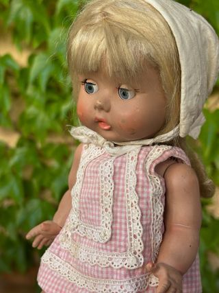 Antigua  muñeca Angela industrias Leb