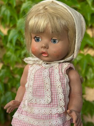 Antigua  muñeca Angela industrias Leb