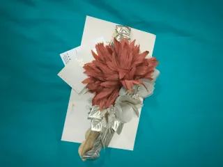 Tocado floral marrón y plateado