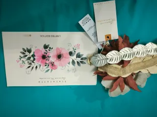 Tocado floral marrón y plateado