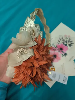 Tocado floral marrón y plateado