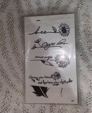 Set de anillos dorados y tatuajes temporales