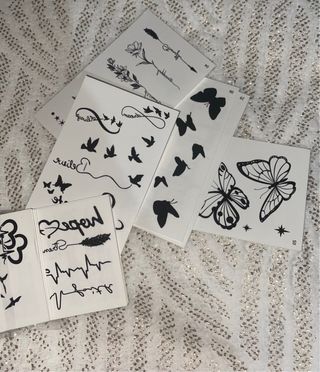 Set de anillos dorados y tatuajes temporales