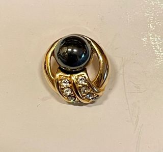 Pendientes dorados con perla negra