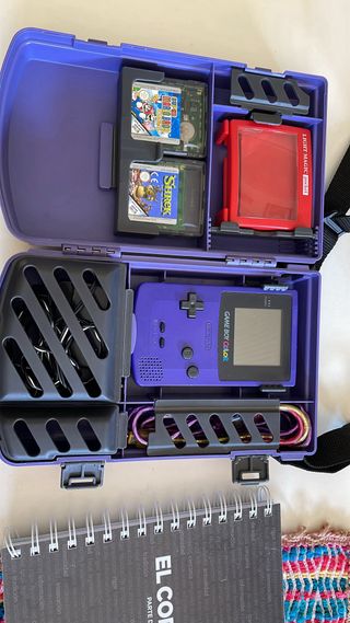 Game Boy Color con maletín y juegos
